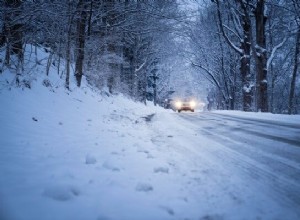 Snelle en veilige manieren om uw auto uit de sneeuw te halen 