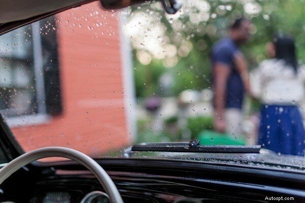 Beheers veilig rijden in regenachtige omstandigheden:tips en technieken van experts 