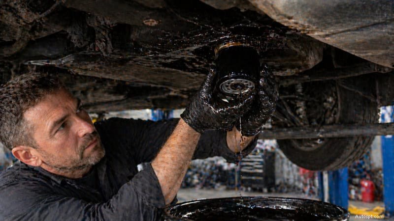 Auto-olielekken uitgelegd:oorzaken, symptomen, reparaties en kostenramingen - Rx-monteur 
