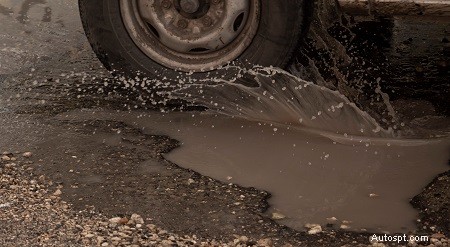 Vermijd deze algemene rijgewoonten die uw auto schade toebrengen 