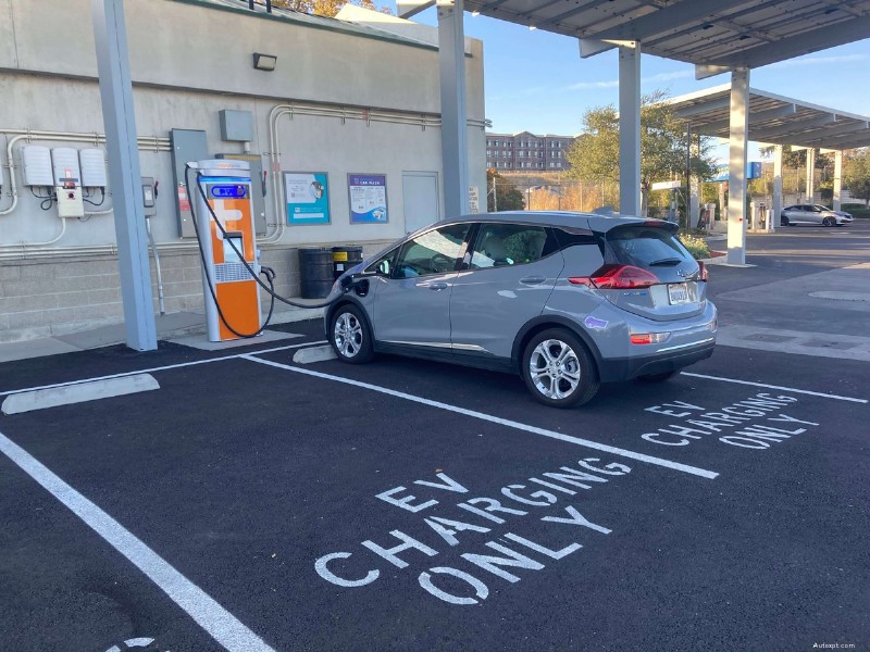 5 essentiële voorzieningen voor een superieure openbare EV-oplaadervaring 