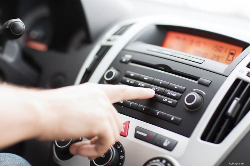 Waarom uw autoradio wordt ingeschakeld maar geen geluid produceert:veelvoorkomende oorzaken en snelle oplossingen 