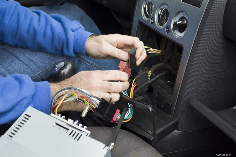 Waarom uw autoradio wordt ingeschakeld maar geen geluid produceert:veelvoorkomende oorzaken en snelle oplossingen 
