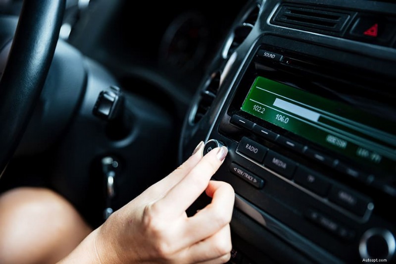 Waarom uw autoradio wordt ingeschakeld maar geen geluid produceert:veelvoorkomende oorzaken en snelle oplossingen 