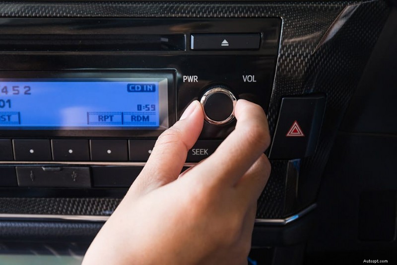 Waarom uw autoradio wordt ingeschakeld maar geen geluid produceert:veelvoorkomende oorzaken en snelle oplossingen 