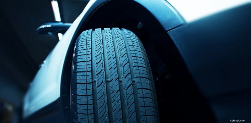 Belangrijkste tekenen dat de banden van uw auto uit balans zijn (en waarom dit ertoe doet) 
