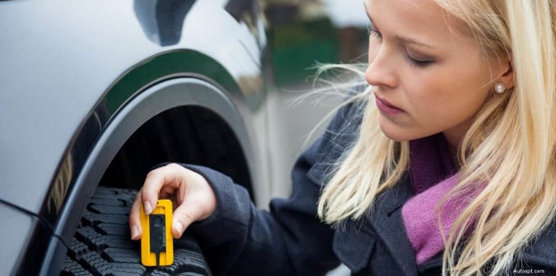 Belangrijkste tekenen dat de banden van uw auto uit balans zijn (en waarom dit ertoe doet) 