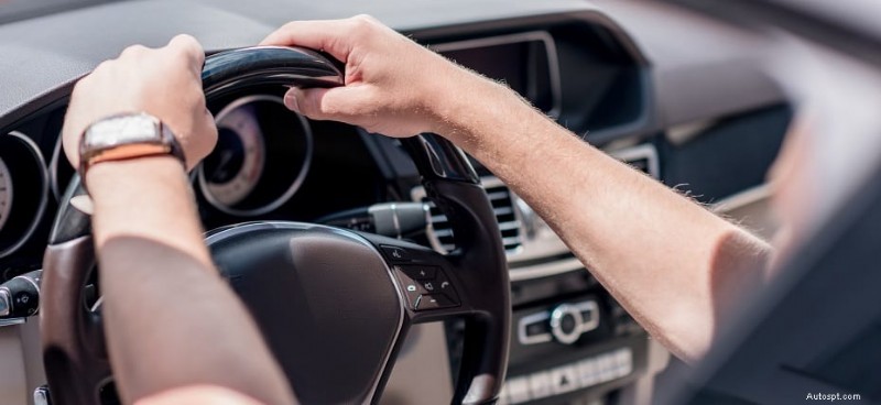 Belangrijkste tekenen dat de banden van uw auto uit balans zijn (en waarom dit ertoe doet) 