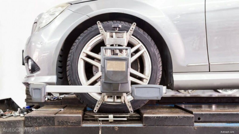 Belangrijkste tekenen dat de banden van uw auto uit balans zijn (en waarom dit ertoe doet) 