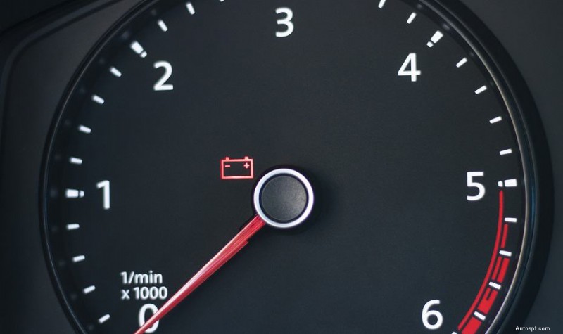 Wat u moet doen als het acculampje van uw auto gaat branden tijdens het rijden 