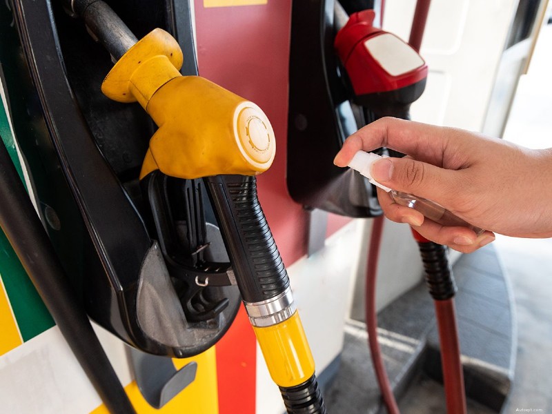 De smerigste plek bij een benzinestation:waarom de pomphendel het meest vervuild is 