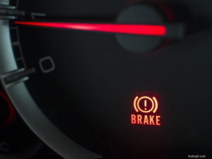 Begrijpen waarom het remlicht van uw auto gaat branden:belangrijkste oorzaken en snelle oplossingen 