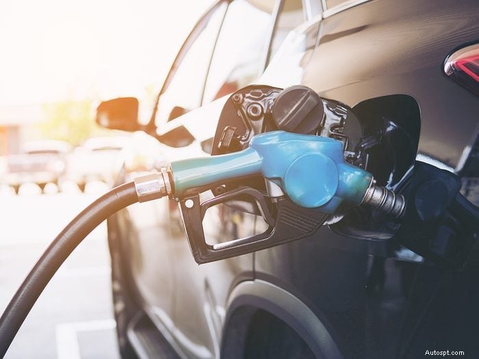 Wat gebeurt er als u per ongeluk diesel toevoegt aan een benzineauto? 