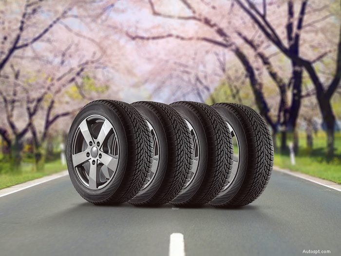 De risico s als u na de lente winterbanden op uw auto laat zitten 