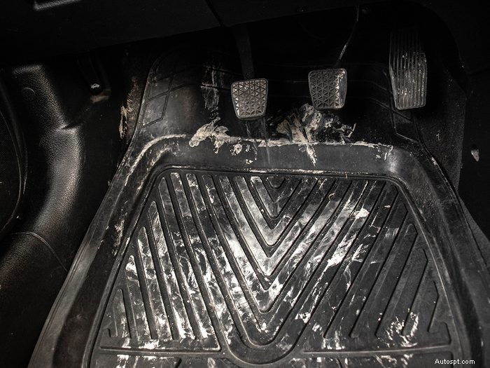Effectieve manieren om zoutvlekken uit uw auto-interieur te verwijderen 