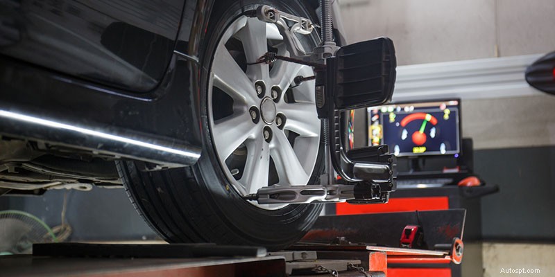 Wanneer moet u een wieluitlijning plannen:belangrijke indicatoren voor veilig rijden 