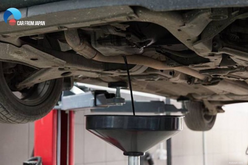 Waarom uw auto olie lekt wanneer hij geparkeerd staat:veelvoorkomende oorzaken en snelle oplossingen 