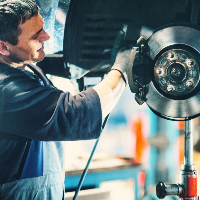 Duitse autoverzorging:onderhoud versus reparatiediensten uitgelegd 