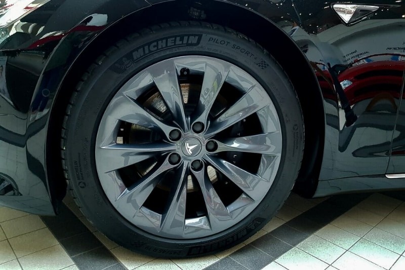 Tesla-bandenprijzen uitgelegd:waarom ze hoog zijn en hoe lang ze meegaan