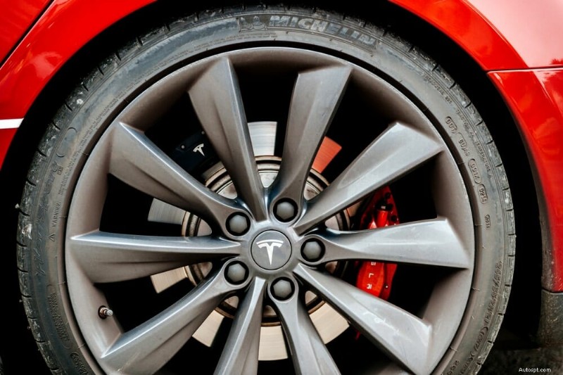 Tesla-bandenprijzen uitgelegd:waarom ze hoog zijn en hoe lang ze meegaan