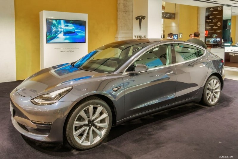 Tesla-bandenprijzen uitgelegd:waarom ze hoog zijn en hoe lang ze meegaan