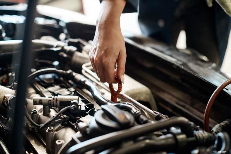 Bescherm uzelf tegen oplichting bij autoreparaties:tips van experts om overladen te herkennen en te voorkomen 
