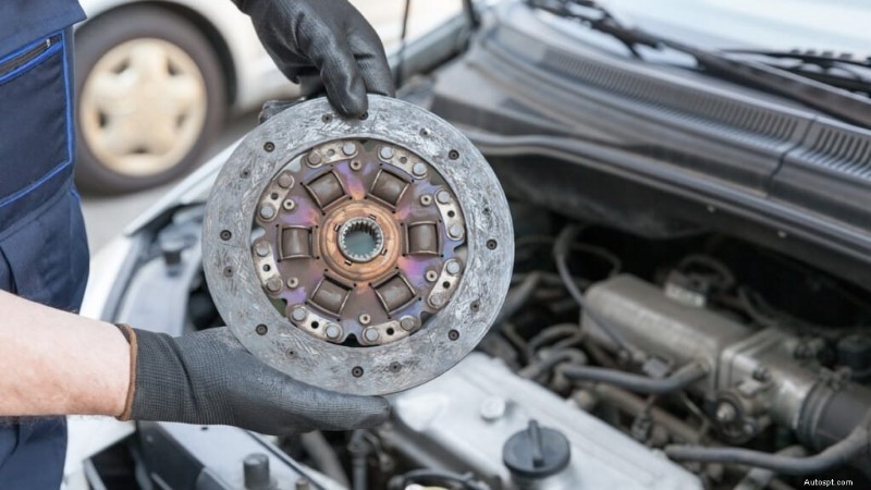 Waarom schokt uw auto tijdens het vertragen? Oorzaken, diagnose en oplossingen 