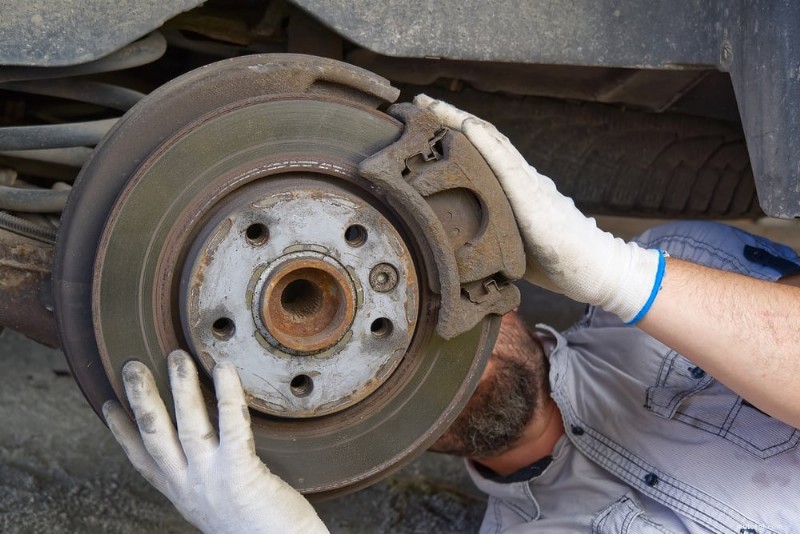 Waarom schokt uw auto tijdens het vertragen? Oorzaken, diagnose en oplossingen 