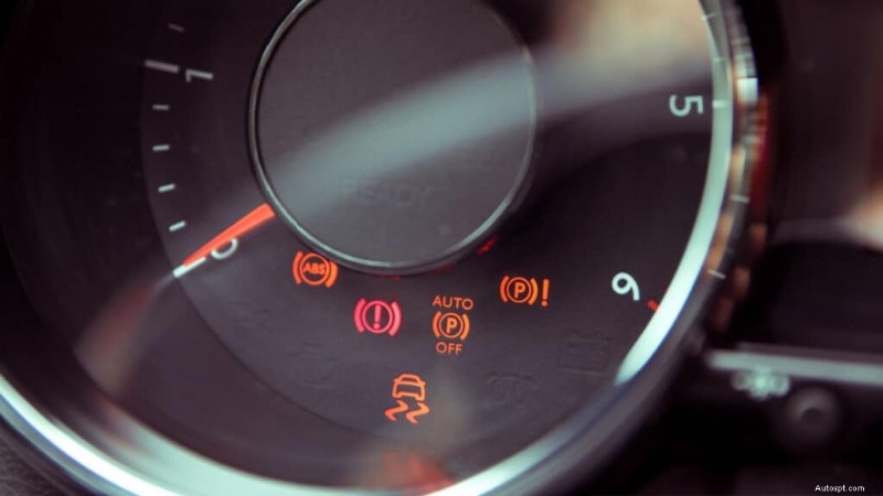Waarom schokt uw auto tijdens het vertragen? Oorzaken, diagnose en oplossingen 