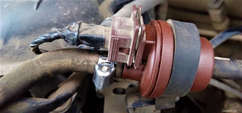 Waarom ruikt uw auto naar benzine? Oorzaken en snelle oplossingen 