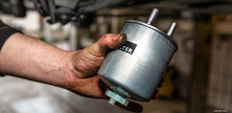 Waarom ruikt uw auto naar benzine? Oorzaken en snelle oplossingen 