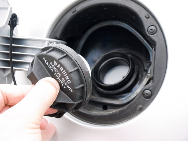 Waarom ruikt uw auto naar benzine? Oorzaken en snelle oplossingen 