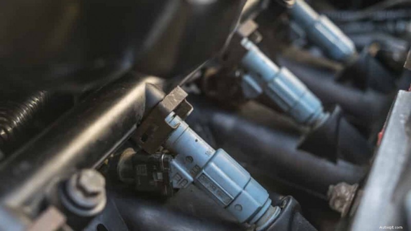 Waarom ruikt uw auto naar benzine? Oorzaken en snelle oplossingen 