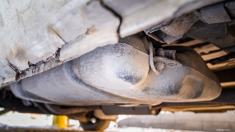 Waarom ruikt uw auto naar benzine? Oorzaken en snelle oplossingen 