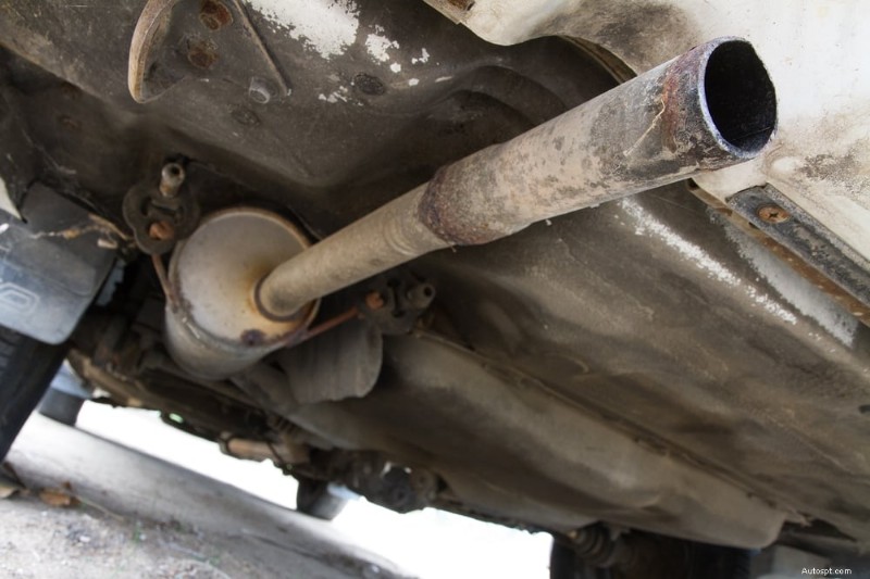 Waarom rammelt uw auto tijdens het accelereren? Oorzaken, diagnose en reparaties 