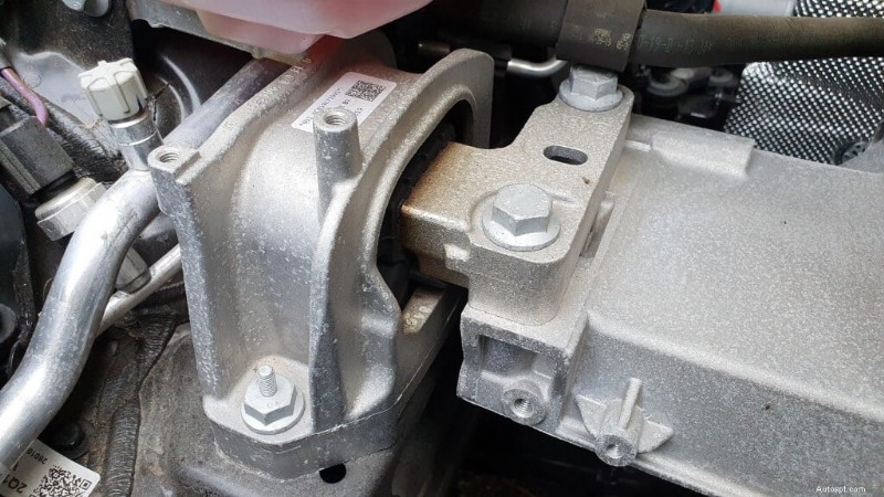 Waarom rammelt uw auto tijdens het accelereren? Oorzaken, diagnose en reparaties 
