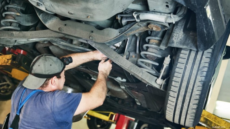 Waarom rammelt uw auto tijdens het accelereren? Oorzaken, diagnose en reparaties 