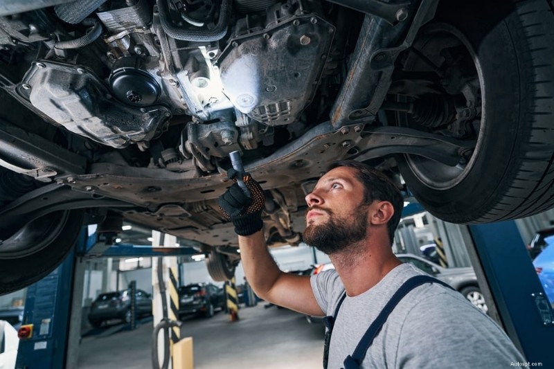 Waarom rammelt uw auto tijdens het accelereren? Oorzaken, diagnose en reparaties 