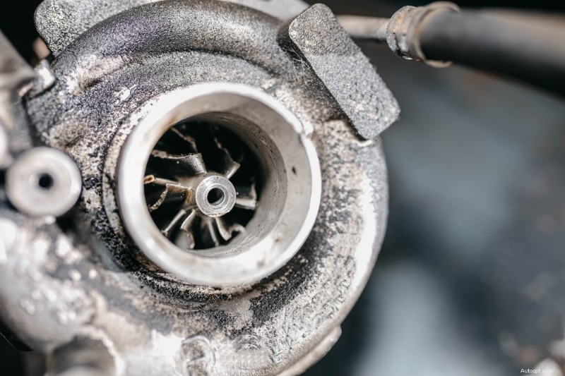 Uitlaatolielekkage:veelvoorkomende oorzaken en hoe u dit kunt verhelpen 