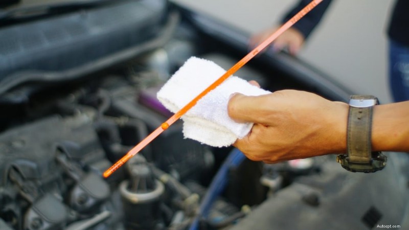 Wat veroorzaakt kloppende geluiden in de motor van uw auto en hoe u deze kunt verhelpen 