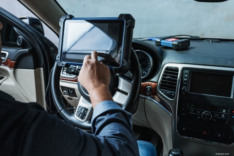 Wat veroorzaakt kloppende geluiden in de motor van uw auto en hoe u deze kunt verhelpen 