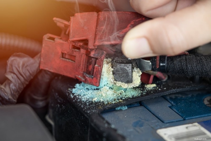 Losse accukabels:6 waarschuwingssignalen en snelle oplossingen 