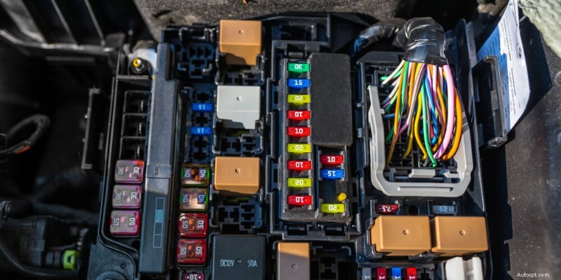 Waarschuwingslampje tractiecontrole blijft branden? Begrijp oorzaken en oplossingen 