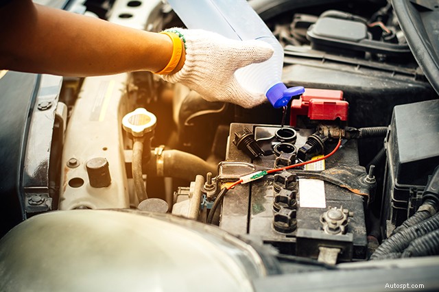 Vervanging van de autobatterij:wanneer vervangen en hoe u storingen kunt voorkomen 