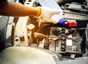 Vervanging van de autobatterij:wanneer vervangen en hoe u storingen kunt voorkomen 