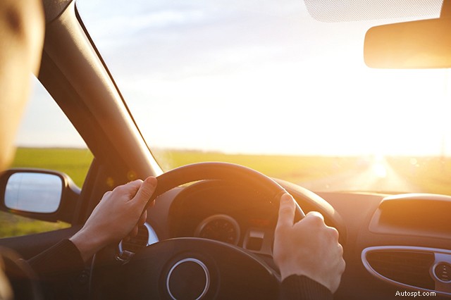 Veilig rijden in de lente:deskundige tips voor het navigeren op natte wegen 