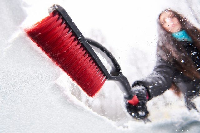 Stapsgewijze handleiding om uw auto veilig uit de sneeuw te bevrijden 