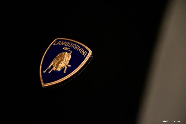 Onthulling van de verhalen achter iconische autologo s en merknamen 