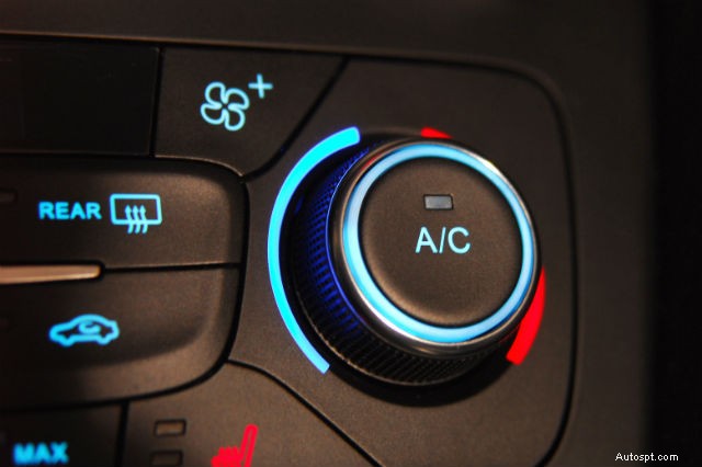 Hoe de airconditioning van uw auto werkt:een betrouwbare gids voor koel comfort 