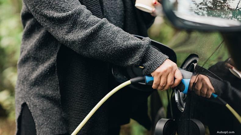 Thuis EV opladen:veilig, goedkoop en handig opladen van de batterij 
